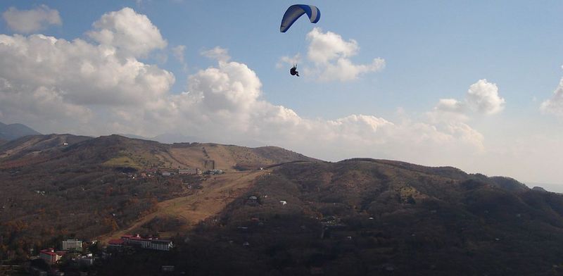 File:GliderAtKurumayamaAndRoyalHill.jpg