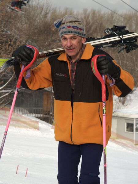 File:IofaMihailZinovievichWithSki.jpg